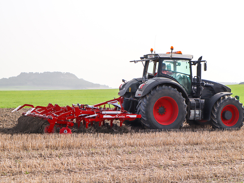 Ovlac Versatill covering ground behind a Fendt tractor