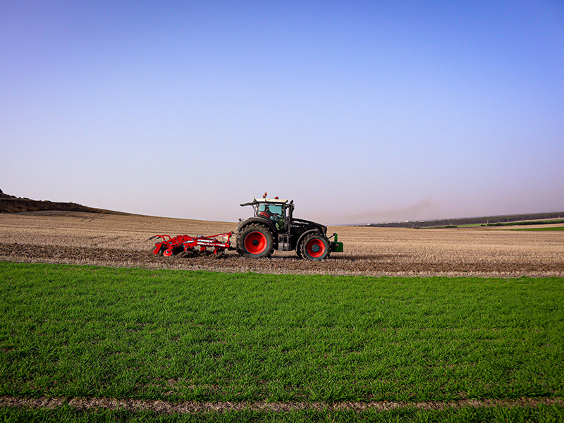 Fendt tractor pulling an Ovlac Versatill tine cultivator