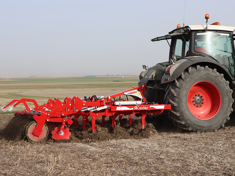 Ovlac Versatill tine cultivator in field, in soil