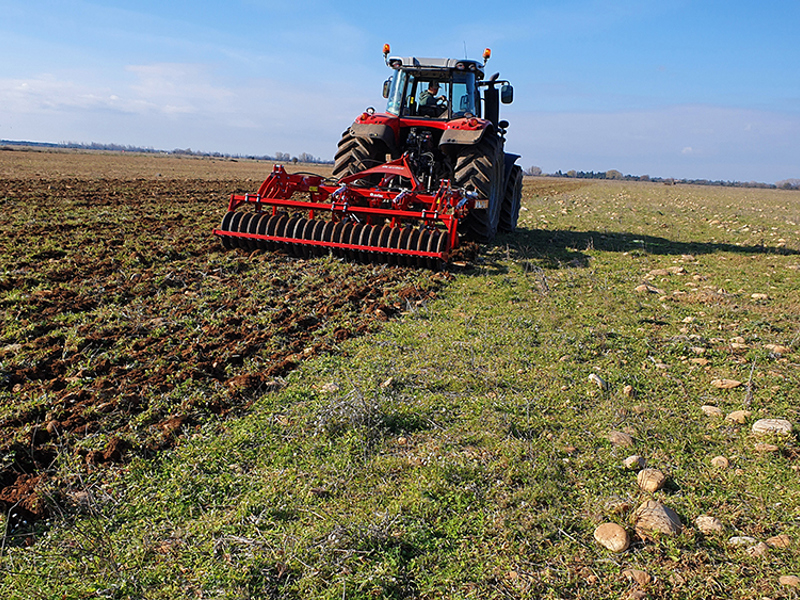 Ovlac Versatill Tine Cultivator working behind a Massey Ferguson