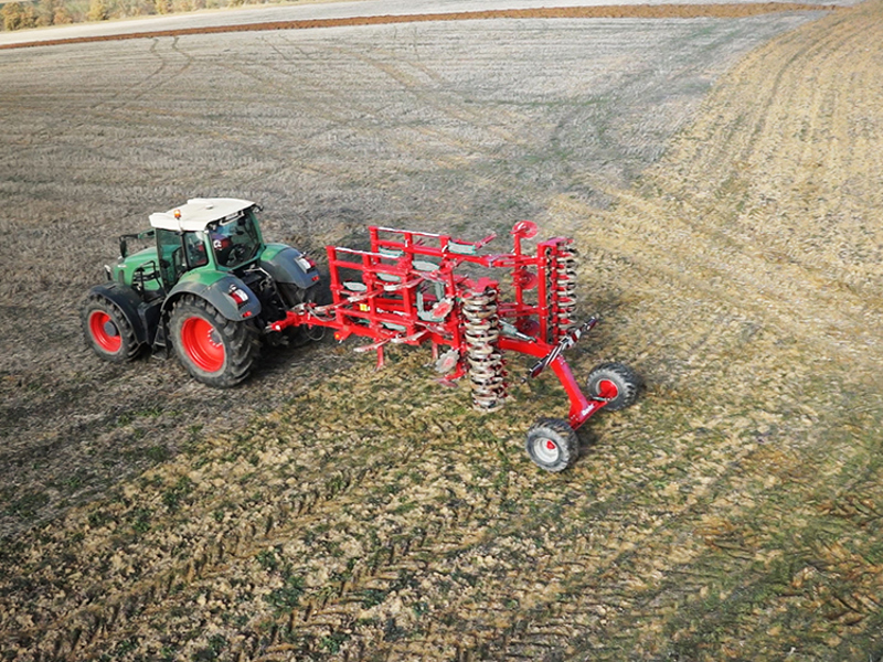 Semi-mounted Ovlac Versatill in field, in transport position