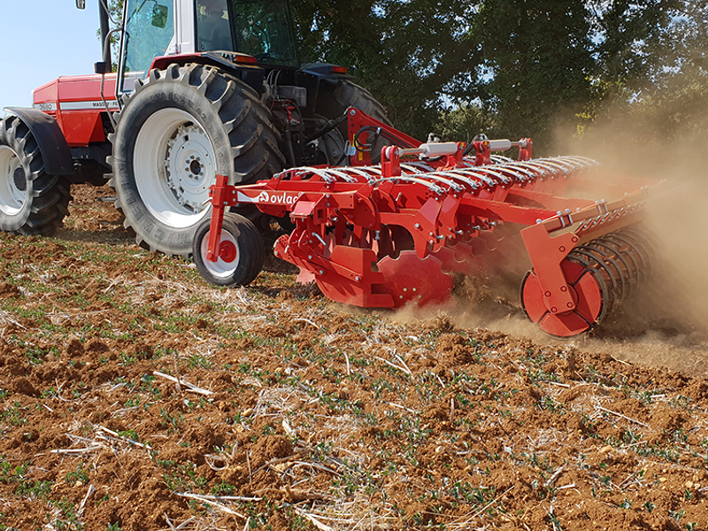 Ovlac Versatill mounted to a Massey Ferguson tractor, working in field